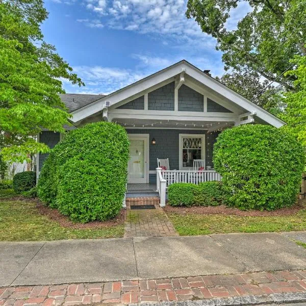 Bright Greensboro Escape about 1 Mi to Downtown, hotel a Greensboro