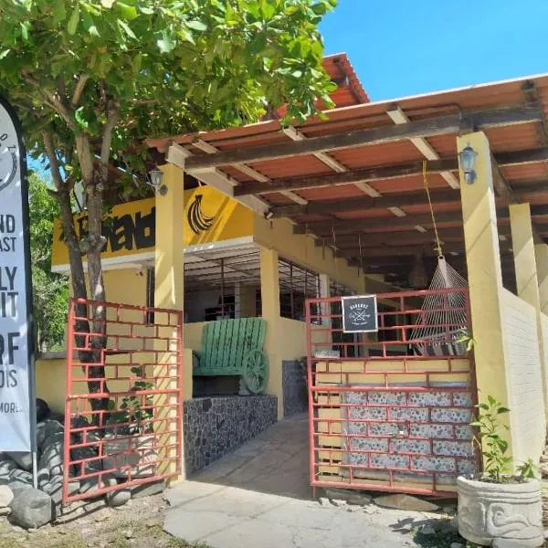 Bananoz Surfhouse, hotel in Puerto Sandino