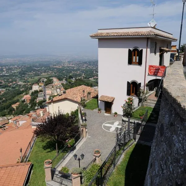 Villa dei Fantasmi、ロッカ・ディ・パーパのホテル