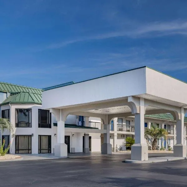 Days Inn & Suites by Wyndham Savannah Midtown, hotel v destinaci Savannah