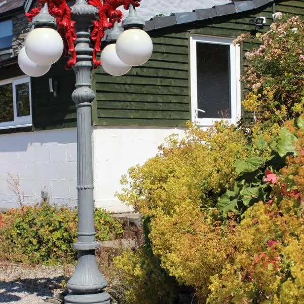 Poplar Lodge, Dee Valley Stays - cosy microlodge with detached private shower & WC, hotel in Llandrillo