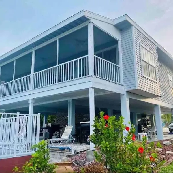 Stunning 3 level home with private beach and pool Internal name: 780 McCall, hotel v destinaci Englewood