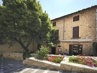 Logis Hôtel Restaurant Les Géraniums, hotel v destinaci Le Barroux