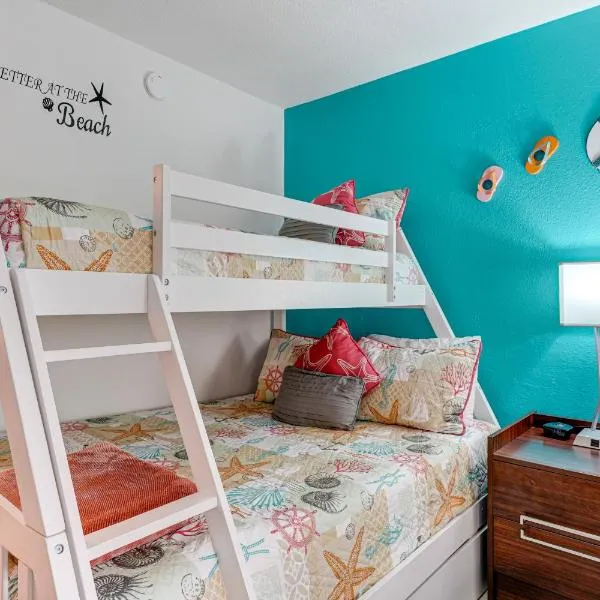 Sarasota Cay Club #612 - Heated Pool, Bunk Beds, Huge TV, Tiki Bar, More!, hotel en Sarasota