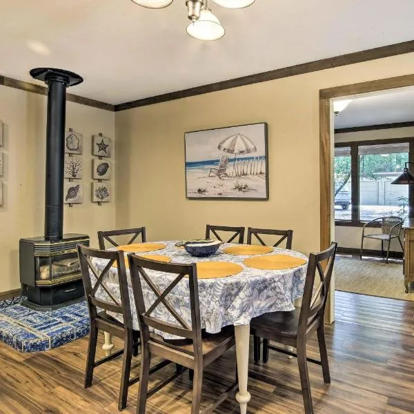 Coos Bay Cottage with Fireplace and BBQ Patio!, hotel in Coos Bay