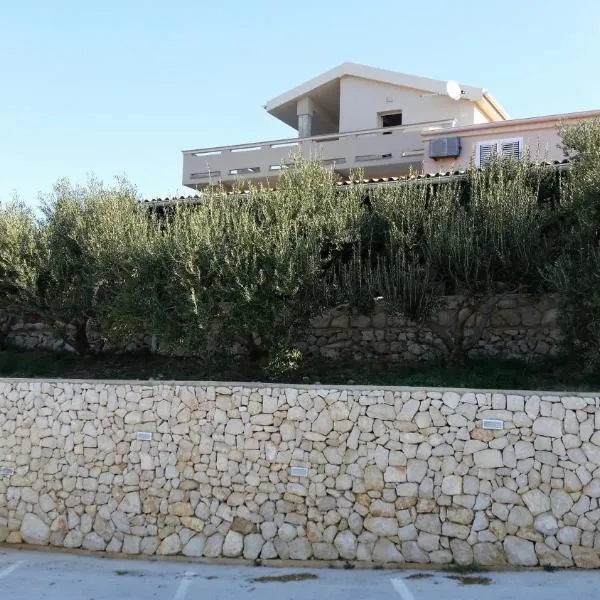 Apartments with a parking space Kolan, Pag - 16482 – hotel w mieście Kolan