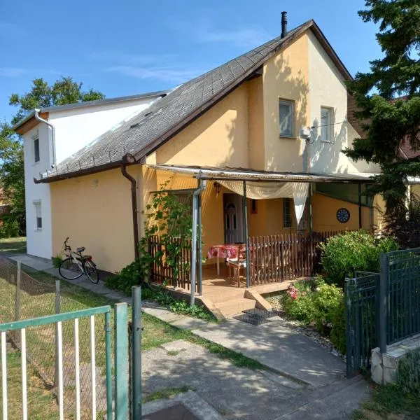 Csalogány Villa Balatonboglár, hotel v destinaci Balatonboglár