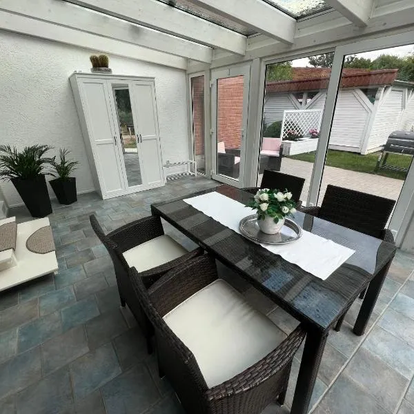 Familienfreundliche Ferienwohnung mit Wintergarten, hotel en Badow
