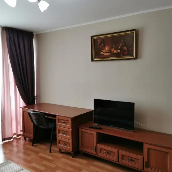 1 комнатная квартира в самом центре с видом на сквер, khách sạn ở Kostanay