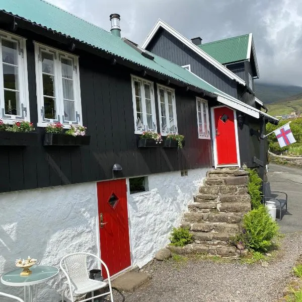 Charming and Authentic Heritage Retreat in Kvívík - right next to the river, hotel in Sandavágur