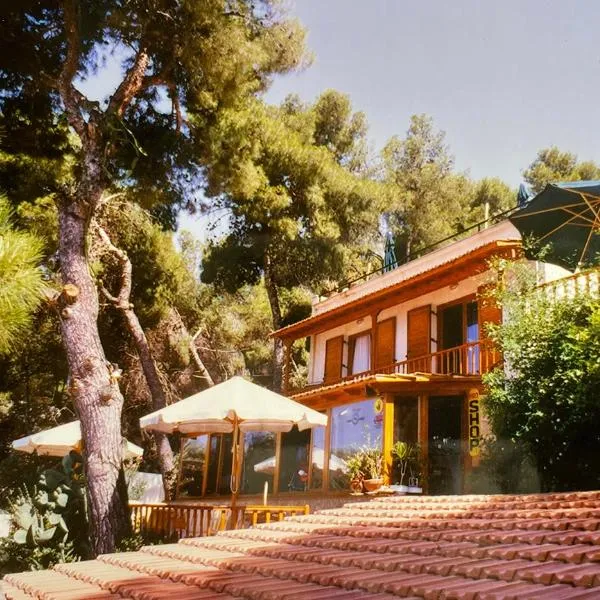 Sea-side 3 BEDROOM- BEACH HOUSE, hotel in Poros