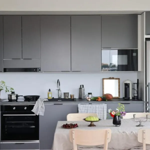 Uusi upea asunto järvinäköalalla ja autohallilla, hotel a Tampere