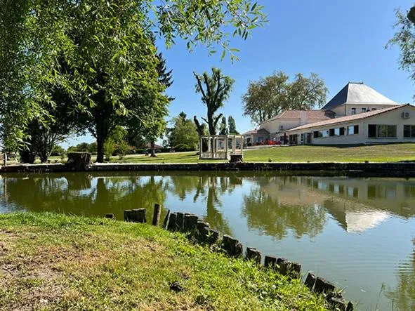Domaine de Roullet, hotel v destinaci Roullet