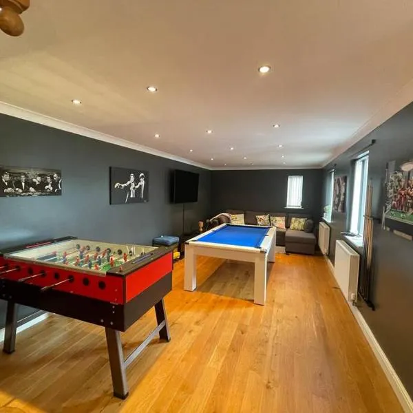 Luxury 4-5 Bed Home with Games Room and Balcony, hotel en Newtown