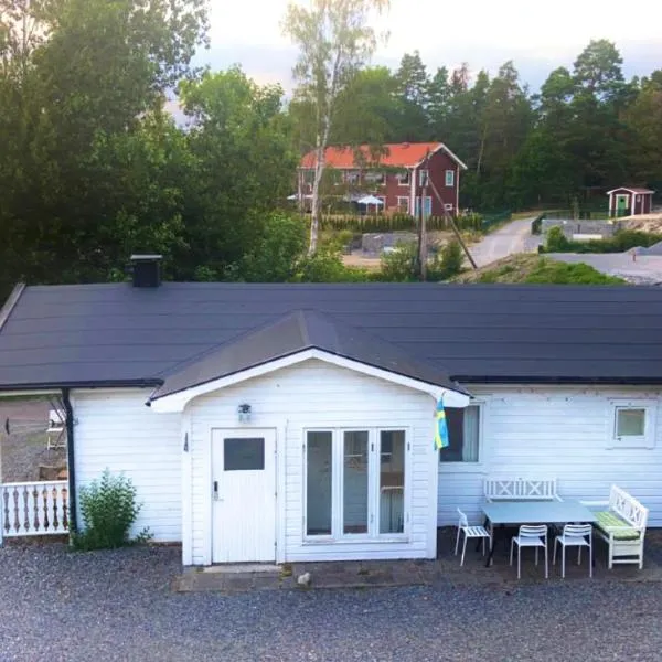 House. 80m2, near Lake, with car charge., hotel em Saltsjöbaden