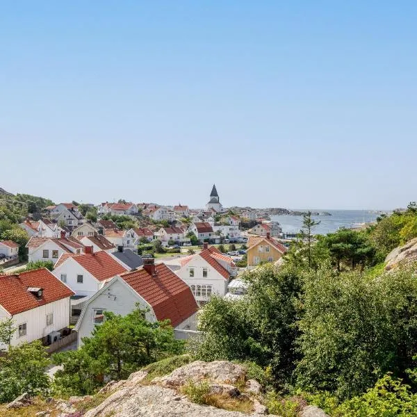 Family home near the ocean, with large patio & BBQ, hotel v destinaci Skärhamn