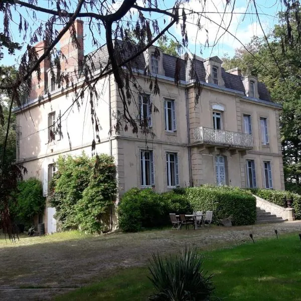 Chateau du Grand Lucay – hotel w mieście Bourbon-lʼArchambault