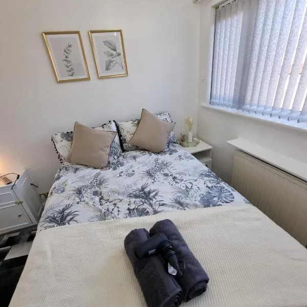 Modern & Elegant Home w/ Netflix and Parking, hotel v destinaci Leeds