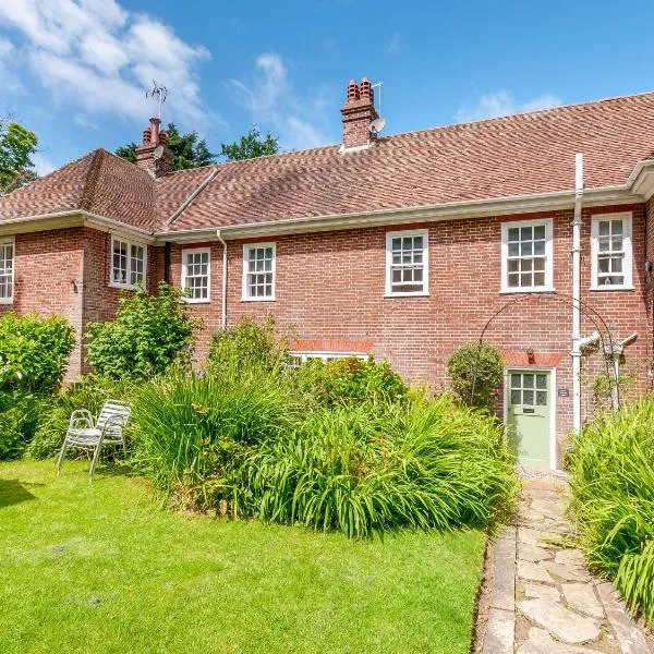 Woodlands By The Sea Cottage, hotel in Deal
