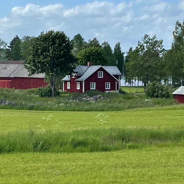 2 charmiga semesterhus i Värmland nära sjön, hotel in Grums