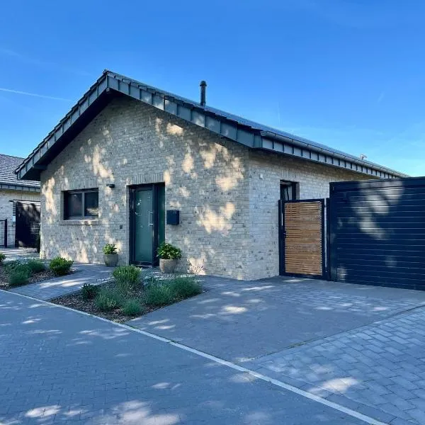 Schönes Ferienhaus mit Sauna am Harkebrügger See in der Nähe von Oldenburg, hotel in Barßel