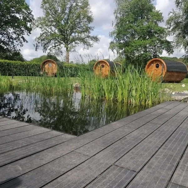 Gemütliches Schlaffass am Schwimmteich mit Heizung, hotel in Nutteln