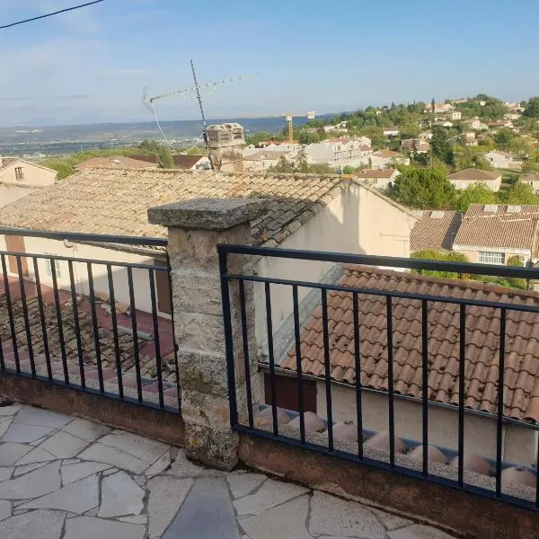 Maison de village de 98 m2 typiquement provençale، فندق في Pierrevert