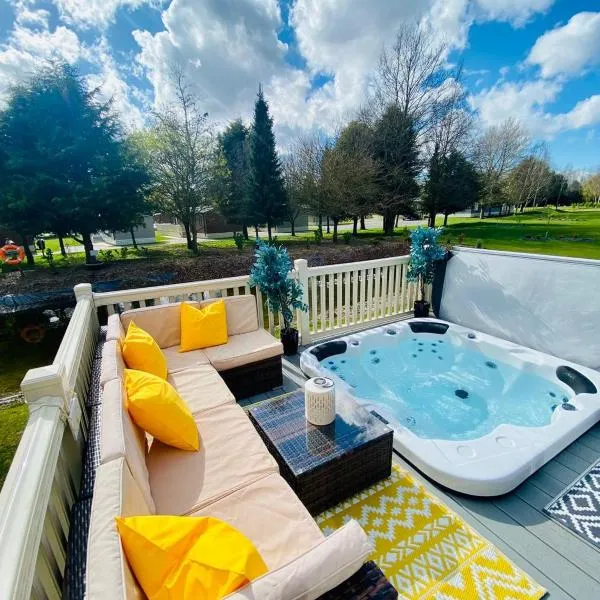 Lakeshore Lodge with Hot Tub, hotel di Pocklington