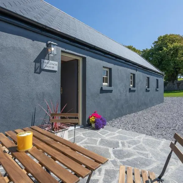 Coach House Cottage on the shores of Lough Corrib, hotell i Moycullen