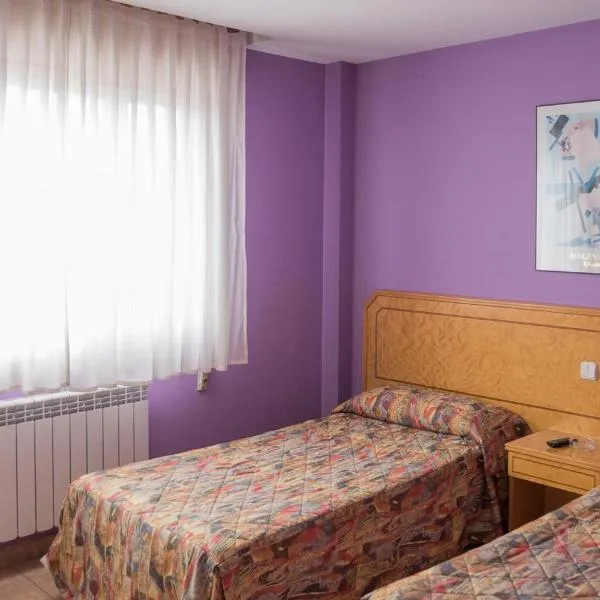 HOSTAL DON JAVIER, hotel v destinaci Ororbia