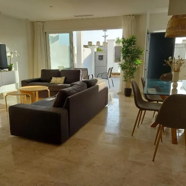 Vivienda adosada agradable y cómoda cerca del mar, hotel v destinaci Manilva
