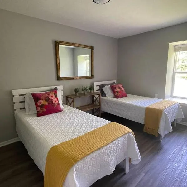 The Deannie Apt #6 - Simple and Homey 2bd w/ WiFi, hotel v destinaci Hamilton