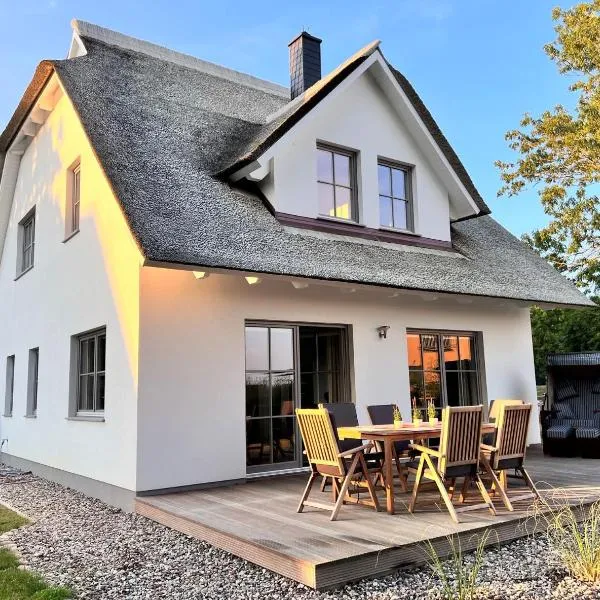 Ferienhaus Svantovit - exklusives Ferienhaus mit Sauna, Whirlpool-Wanne und Kamin, hotel v destinaci Putgarten