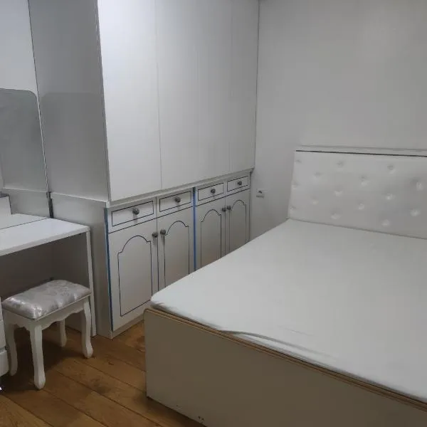 Chambre privée à Bobigny -salle de bain et toilettes sont commune, -pas de cuisine, hotell i Bobigny