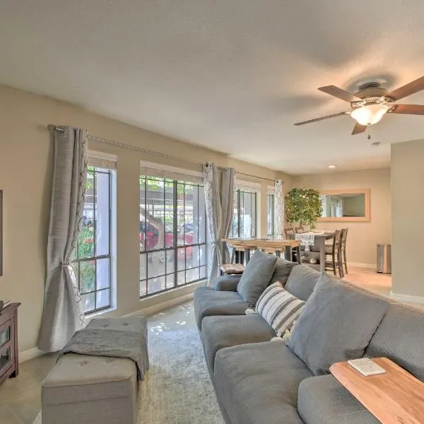 Sleek Phoenix Condo Walk to Biltmore Fashion Park, hotel v destinaci Phoenix