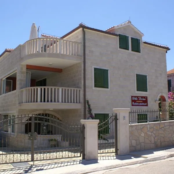 Apartments by the sea Supetar, Brac - 4274, hotel in Supetar