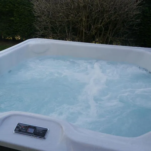 Romeo Cottage - Sleeps 4 - Open Plan Barn - Private Hot Tub & Garden