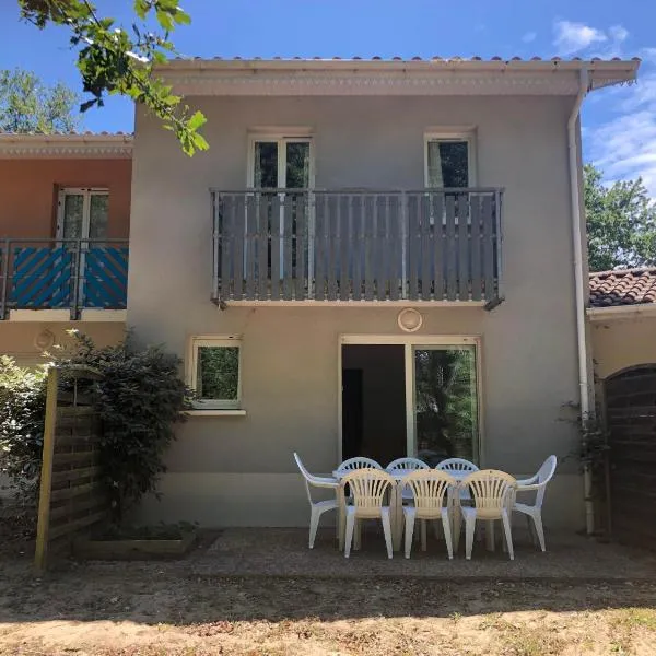 House near the ocean and forest, hotel in Soulac-sur-Mer