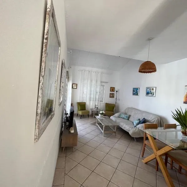 The Best prime location lovely 1 bedroom apartment, hotel in Paphos City