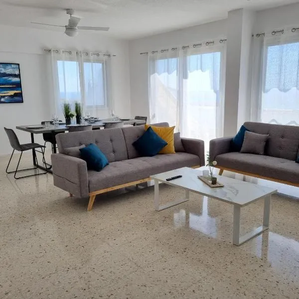 Diamond Sea View Penthouse, готель у Пафосі