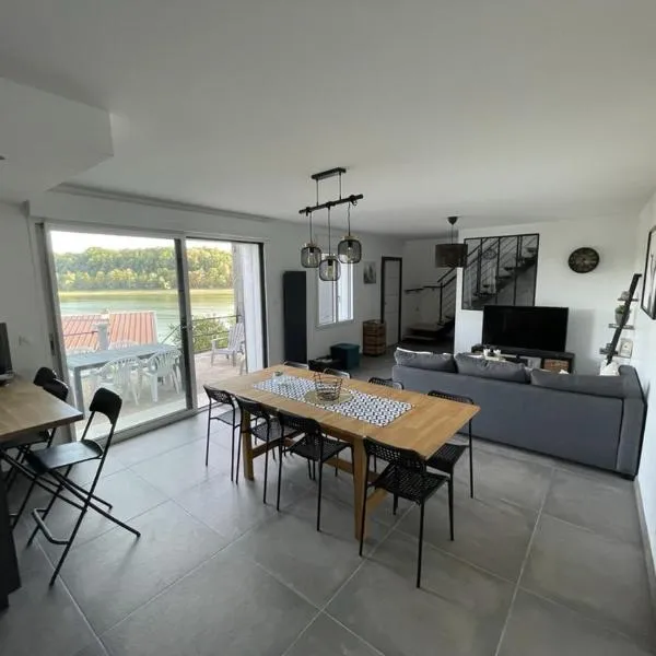 Cottage chaleureux avec vue sur lac, hotel em Changey