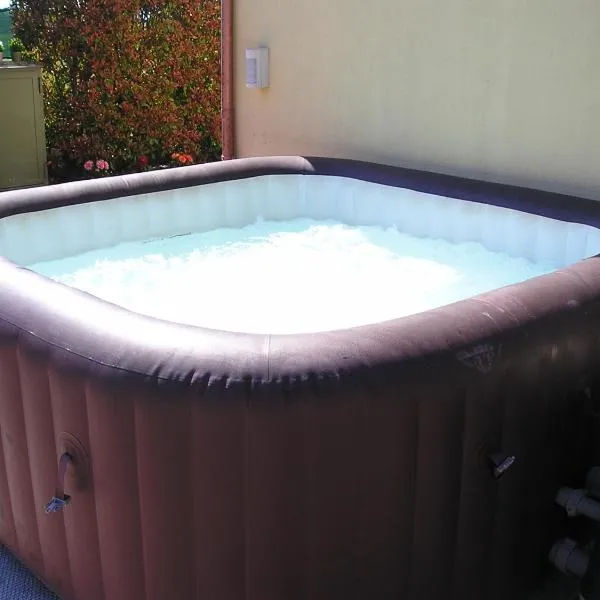 intero appartamento con giardino e colazione Dario, hotel in Parma