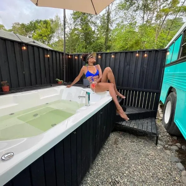 BusHotel Puerto Viejo with private Hot Tube very close to town, hotel v destinaci Puerto Viejo