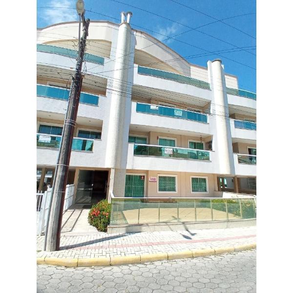 AR-001 Apartamento espaçoso com pátio privativo, excelente localização central