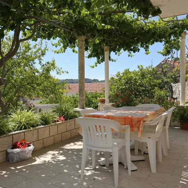 Apartments with parking space Lumbarda, Korcula - 4473, hotel in Lumbarda