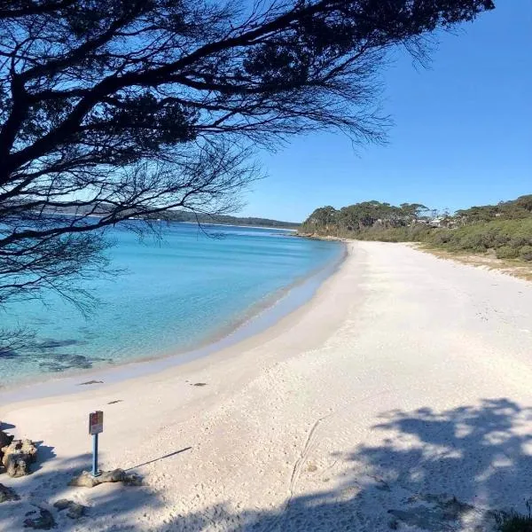 The Husky House or The Husky Studio Suite stayinjervisbay com, hotel in Huskisson