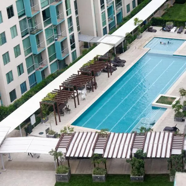 Lujoso condominio con lavadora y secadora, S. José, hotel in San José