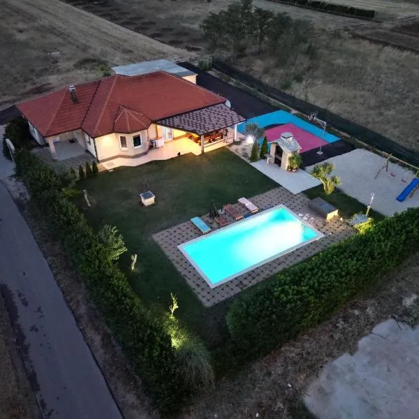 Villa six brothers, hotel v destinácii Juričići