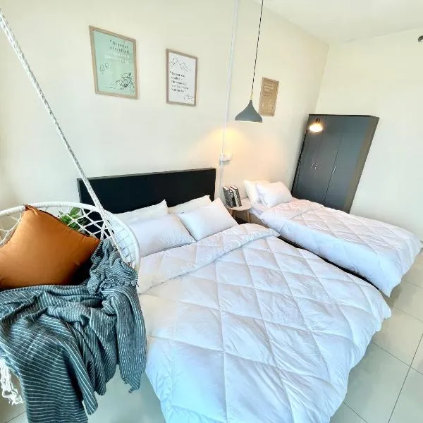 A 1-4 pax Cozy Studio TV Box Pool 100mps Wifi 3 bed Trefoil Setia Alam, hotel in Setia Alam