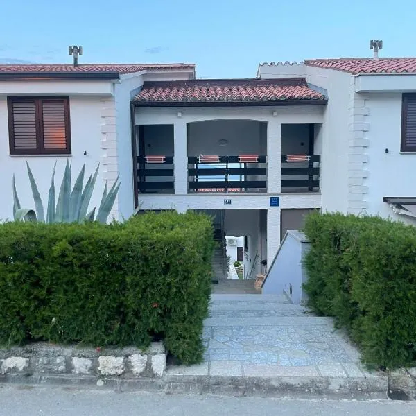 Residence4a-Appartamento Bianco, hotel v destinaci Ravni